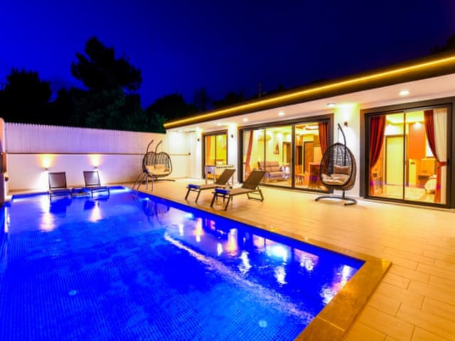 Havuzlu 2 yatak odalı Villa