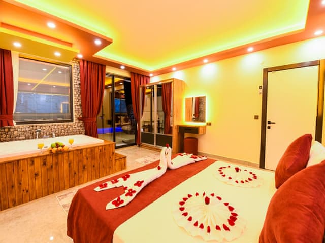 Havuzlu 2 yatak odalı Villa