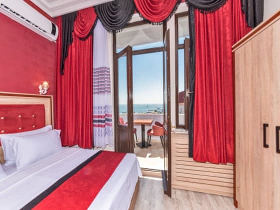 Balkonlu Deniz Manzaralı Oda