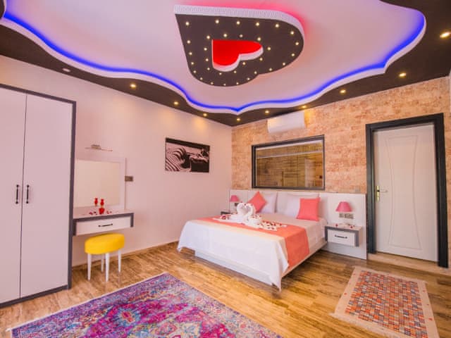 Havuzlu 2 yatak odalı Villa