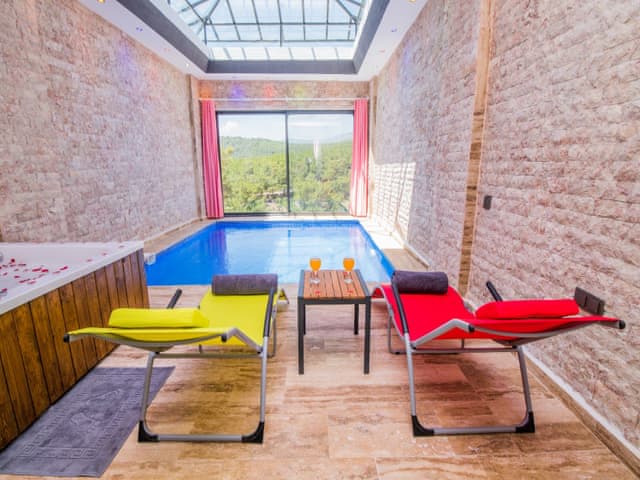 Havuzlu 2 yatak odalı Villa