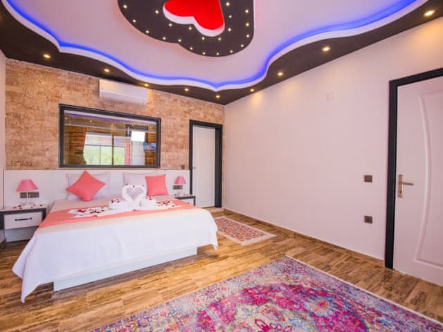Havuzlu 2 yatak odalı Villa
