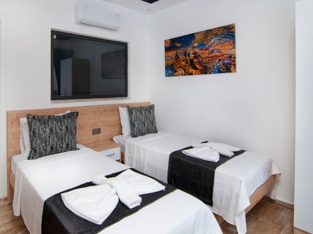 Havuzlu 2 yatak odalı Villa