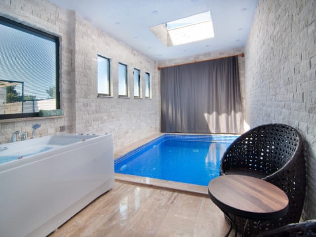 Havuzlu 2 yatak odalı Villa