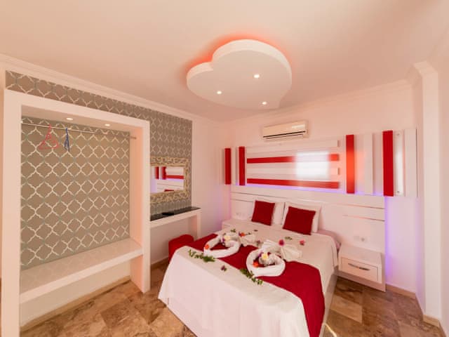 Havuzlu 3 yatak odalı Villa