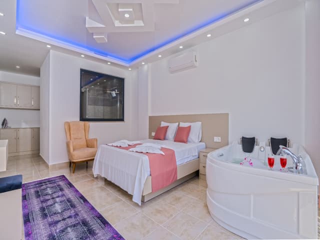 Havuzlu 2 yatak odalı Villa