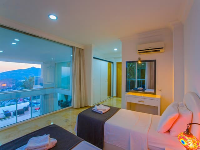 Havuzlu 5 yatak odalı Villa