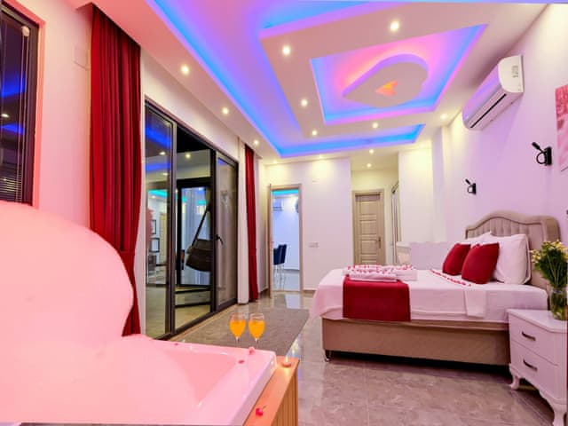 Havuzlu 2 yatak odalı Villa