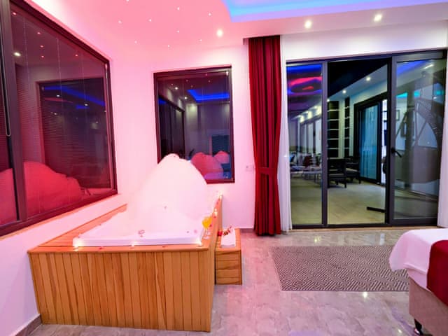 Havuzlu 2 yatak odalı Villa