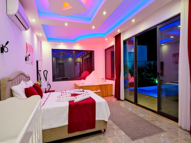 Havuzlu 2 yatak odalı Villa