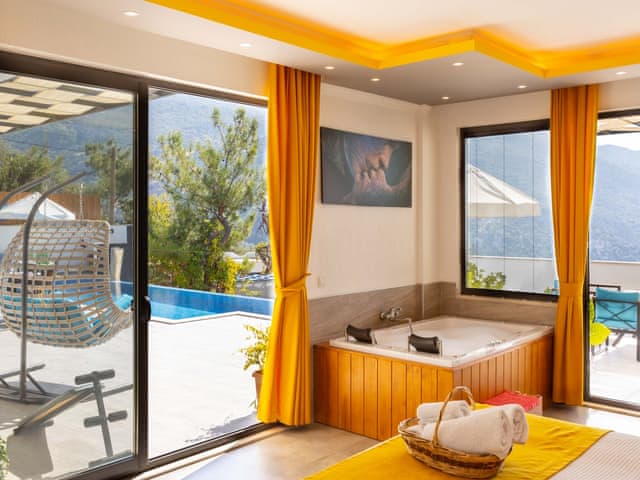 Havuzlu 2 yatak odalı Villa