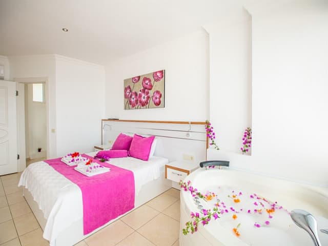 Havuzlu 2 yatak odalı Villa