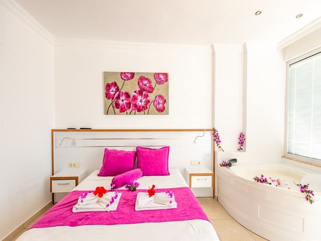 Havuzlu 2 yatak odalı Villa