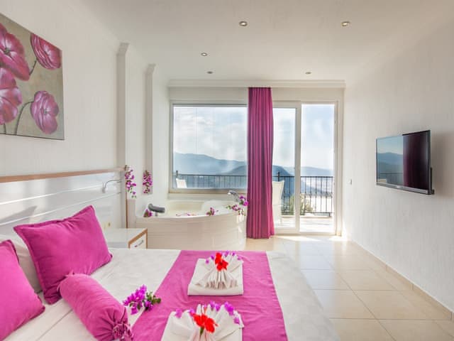 Havuzlu 2 yatak odalı Villa