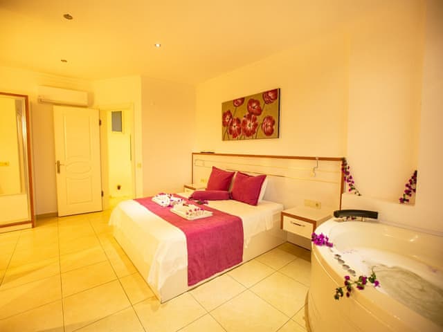 Havuzlu 2 yatak odalı Villa