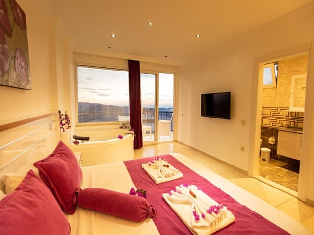 Havuzlu 2 yatak odalı Villa