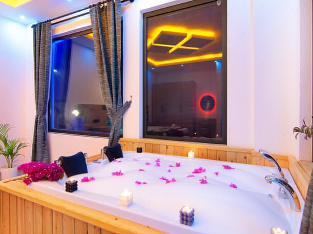 Havuzlu 2 yatak odalı Villa