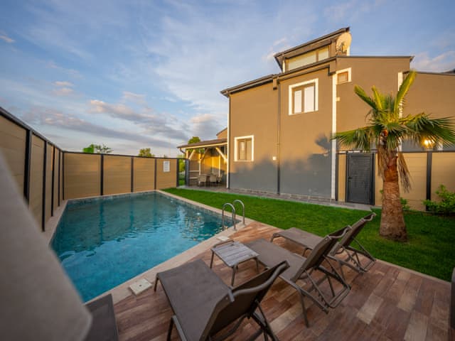 Royal Villa (Isıtmalı Özel Havuzlu)