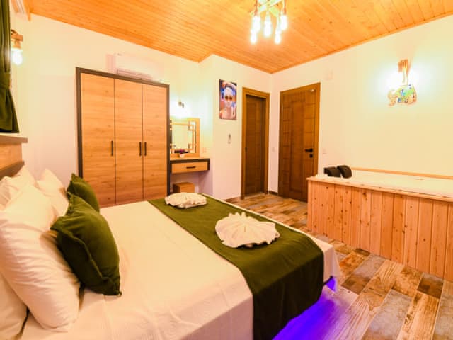 Havuzlu 2 yatak odalı Villa