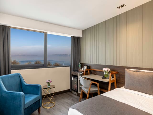 Deluxe Family Room Lake View