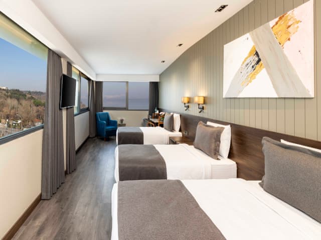 Deluxe Family Room Lake View