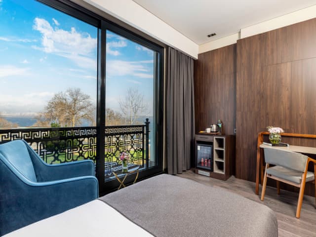 Deluxe Family Room Lake View