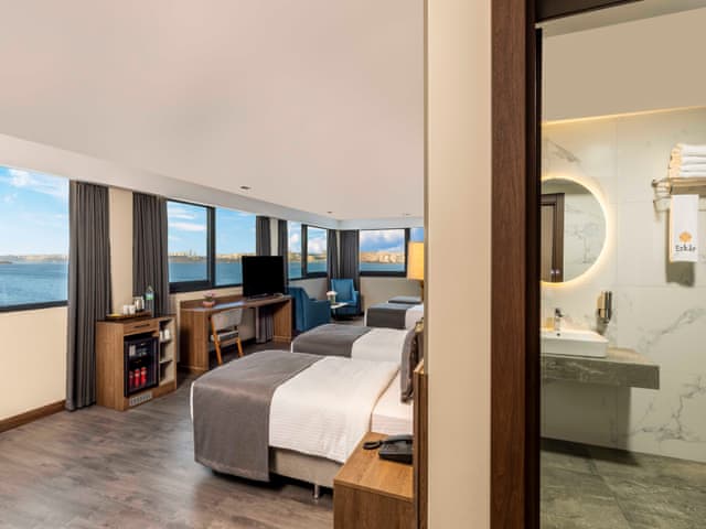 Corner Family Suite Lake View