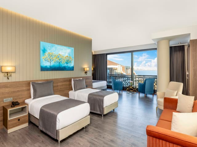 Corner Family Suite Lake View