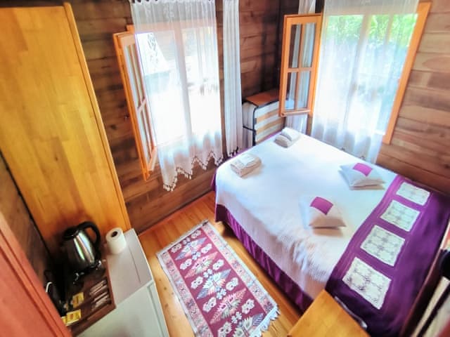 Şelale Manzaralı İki Odalı Bungalov