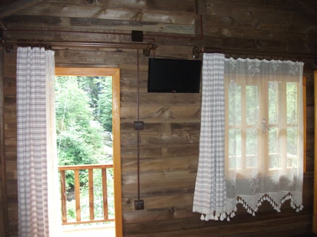 Şelale Manzaralı İki Odalı Bungalov