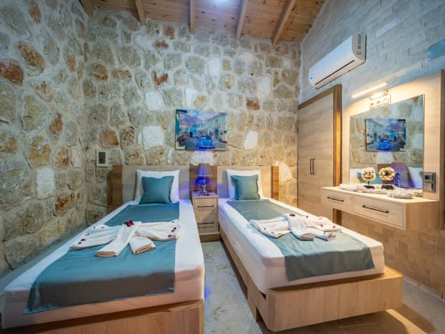 Havuzlu 2 yatak odalı Villa