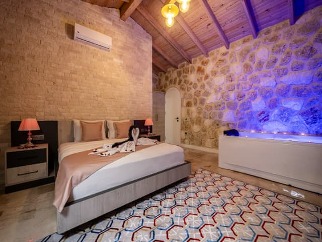 Havuzlu 2 yatak odalı Villa