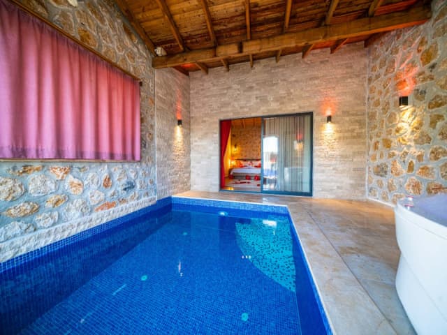 Havuzlu 2 yatak odalı Villa