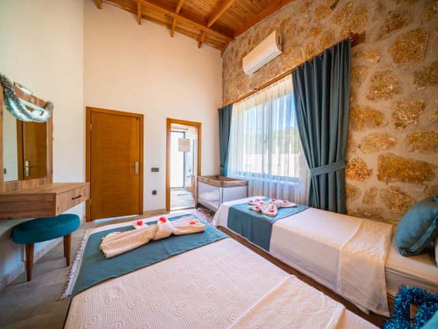 Havuzlu 2 yatak odalı Villa