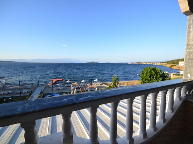 Üç Kişilik Oda (Deniz manzaralı)