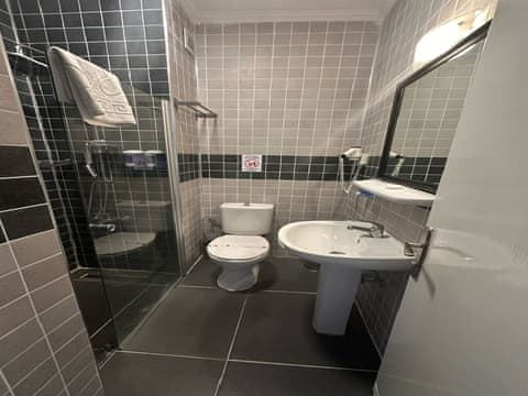 Üç Kişilik Oda (Deniz manzaralı)