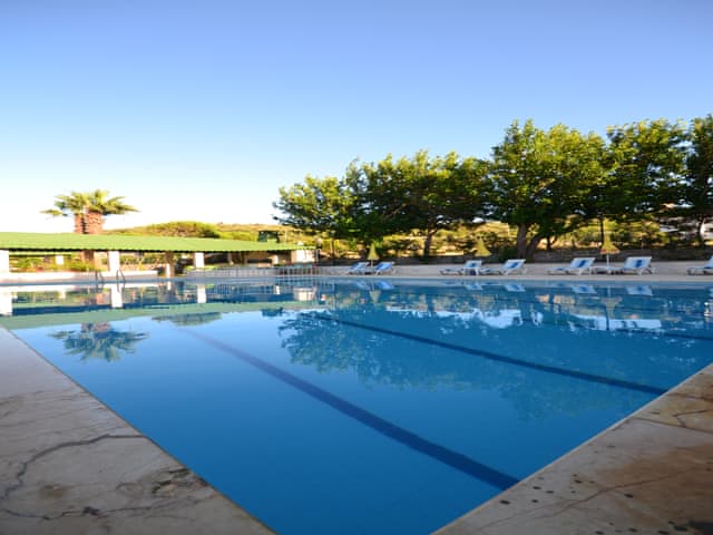 Üç Kişilik Oda (Havuz manzaralı)