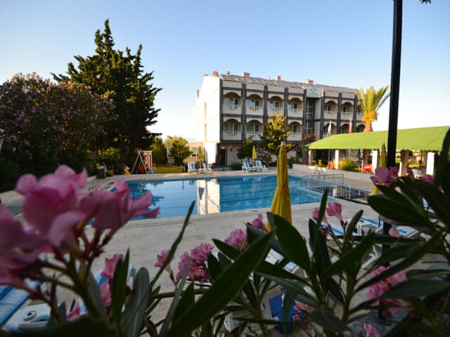 Üç Kişilik Oda (Havuz manzaralı)