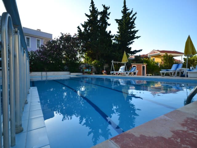 Üç Kişilik Oda (Havuz manzaralı)