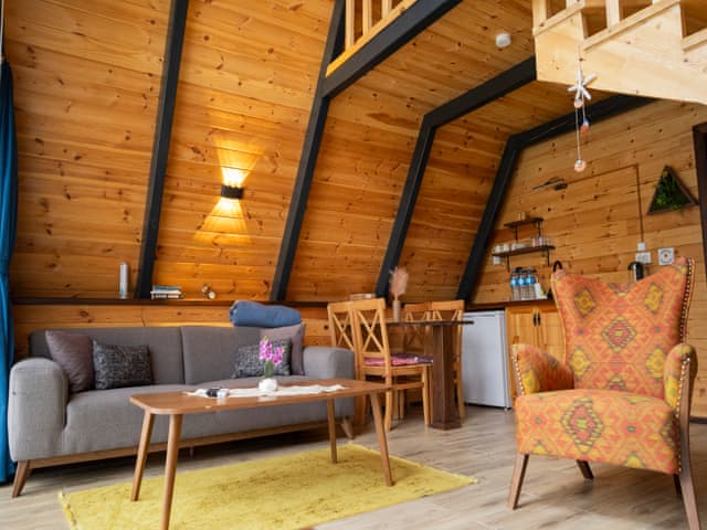 3-LUX BUNGALOW WITH HEATED POOL, LARGE GARDEN