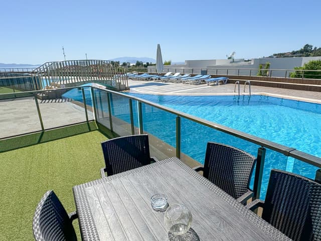 Havuz Manzaralı Oda