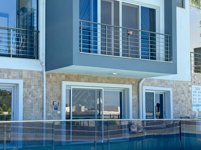 Havuz Manzaralı Oda