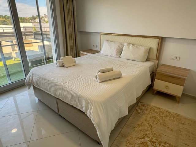 Havuz Manzaralı Oda