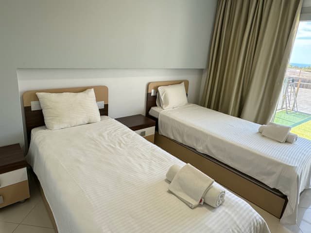 Havuz Manzaralı Oda