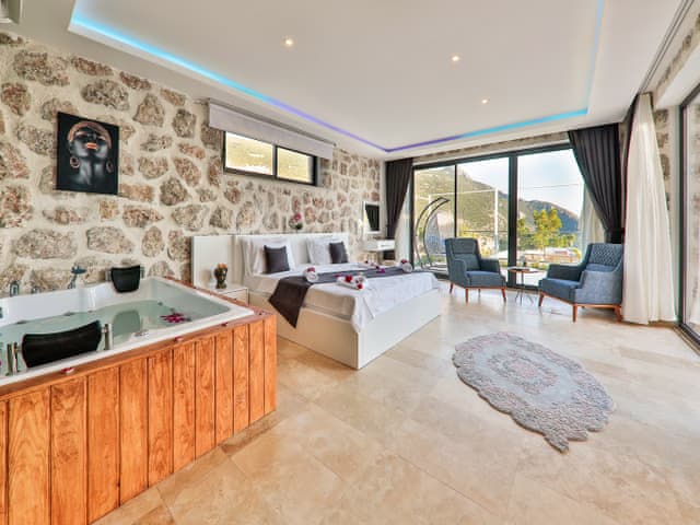 Havuzlu 2 yatak odalı Villa