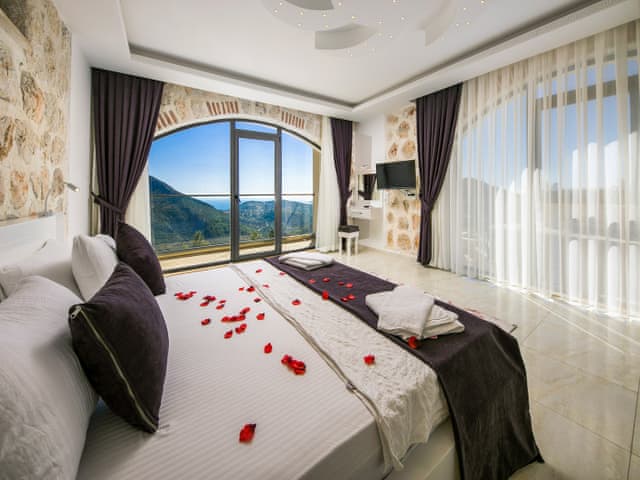 Havuzlu 4 yatak odalı Villa