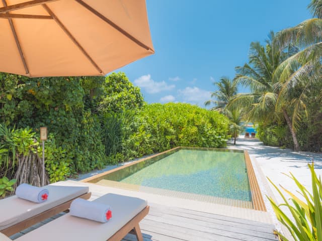 Havuzlu Delüks Günbatımı Plaj Villası