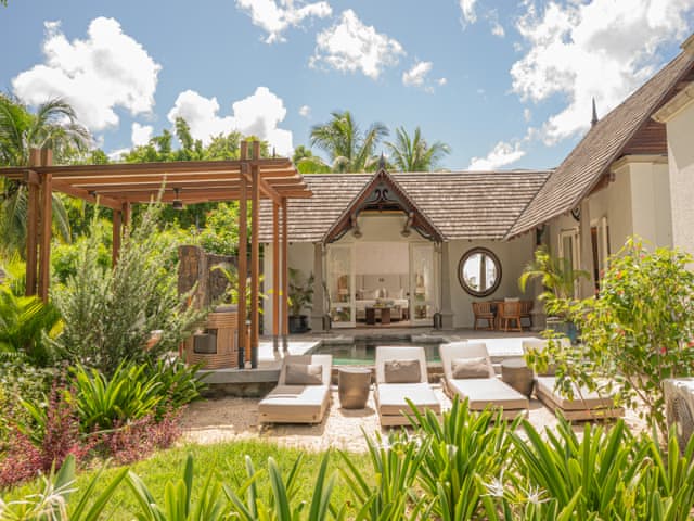 2 Bedroom Beachfront Suite Pool Villa