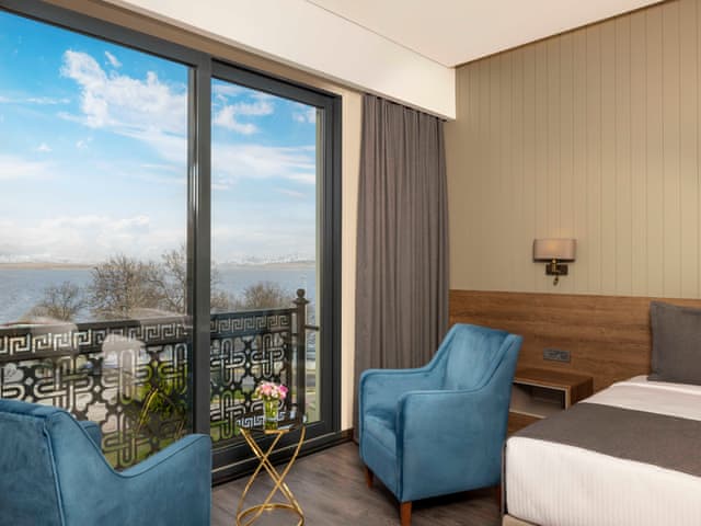 Deluxe Family Room Lake View