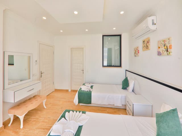 Havuzlu 2 yatak odalı Villa